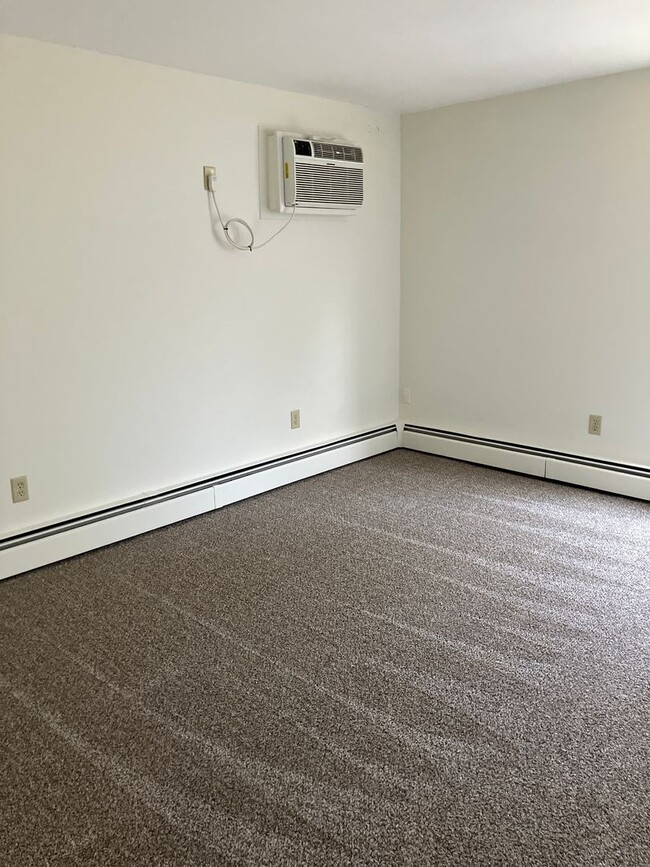 Building Photo - Rent Special through 5/31 - Convenient & N...