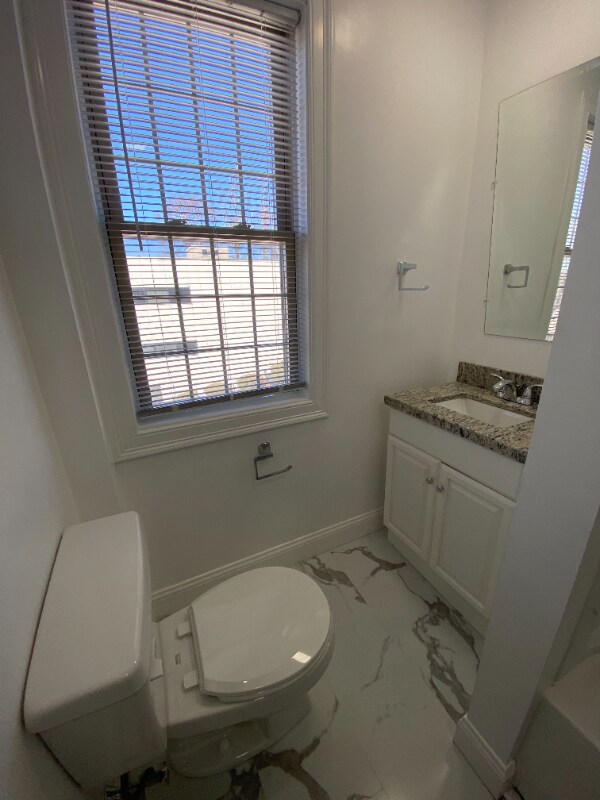 Building Photo - 824 Main St