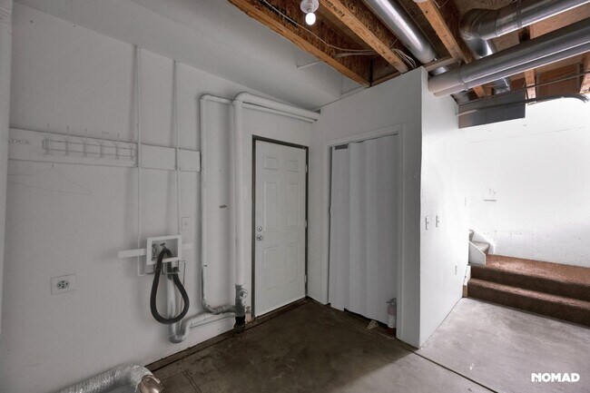 Building Photo - Spacious Townhome in Aurora