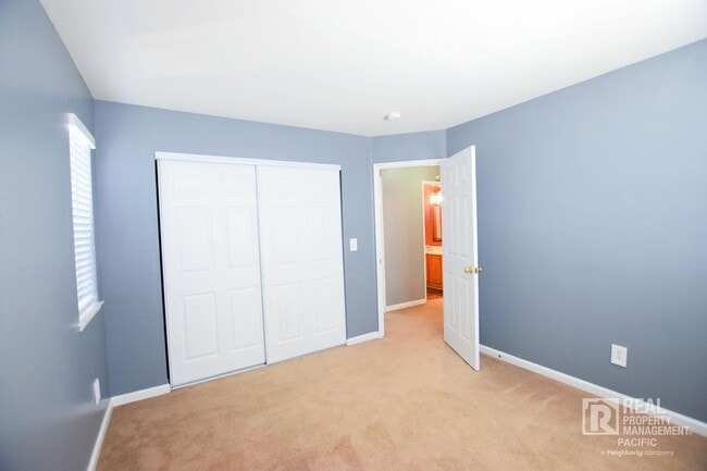 Building Photo - Newly Renovated 4 Bedroom with Parking