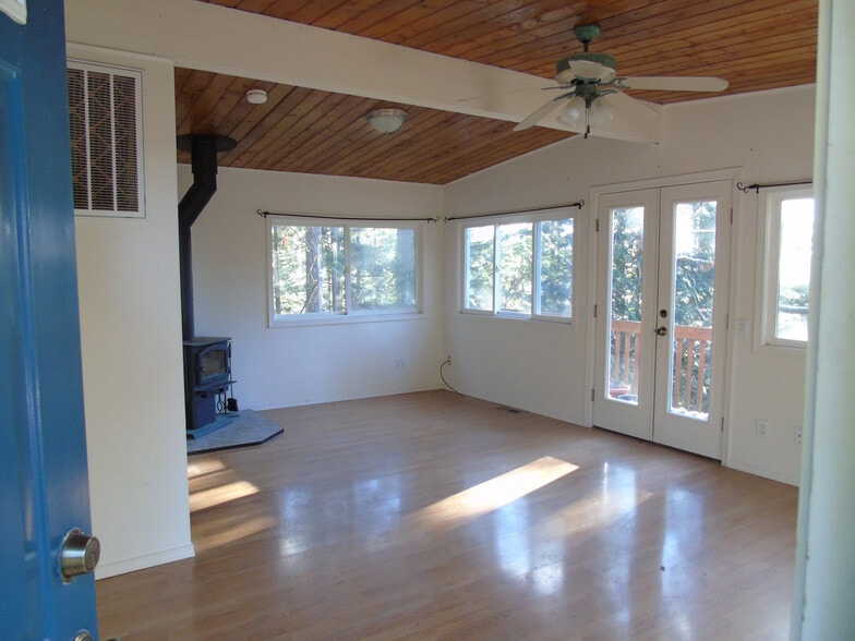 Living room with wood stove - 1708 Sapphire Trl
