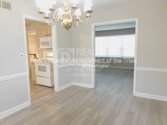 Building Photo - 284 Longmeadow Dr