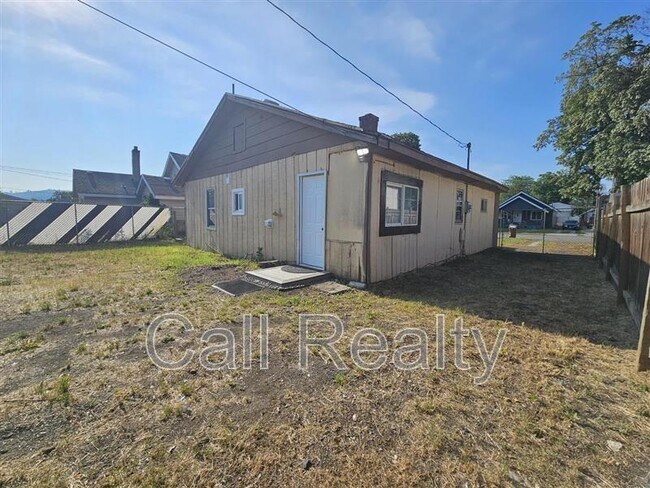 Building Photo - 2721 E Rowan Ave