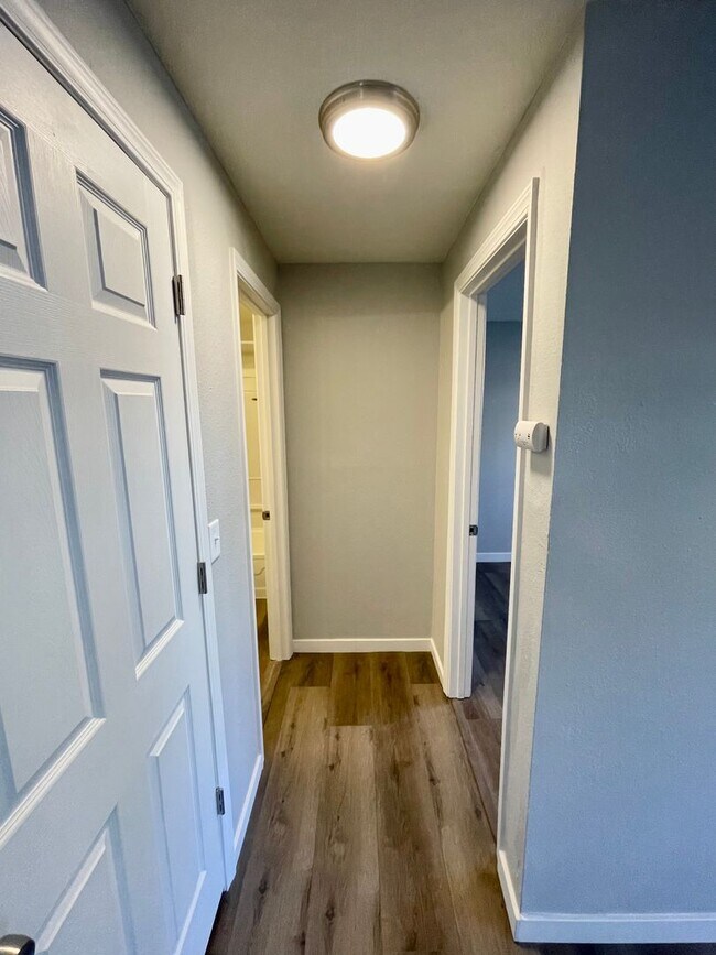 Building Photo - Beautifully Updated 1-Bedroom