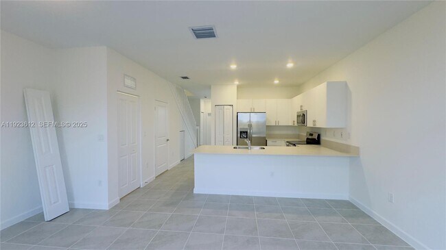 Building Photo - 2621 SE 27th Dr