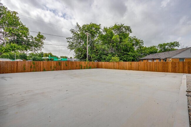 Building Photo - 2345 Benbrook Blvd