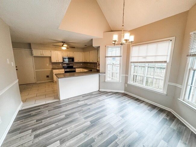 Building Photo - 3945 Windyke Dr