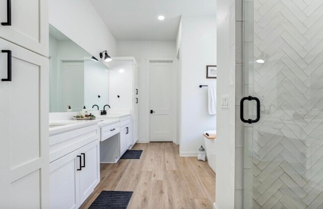 Building Photo - 12016 Savannah Ave