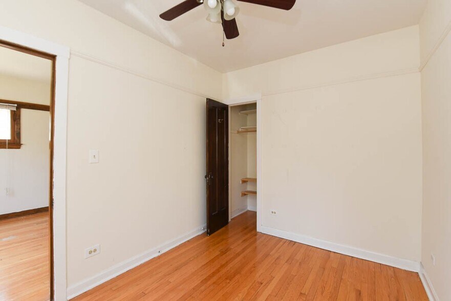 Building Photo - 821 W Waveland Ave