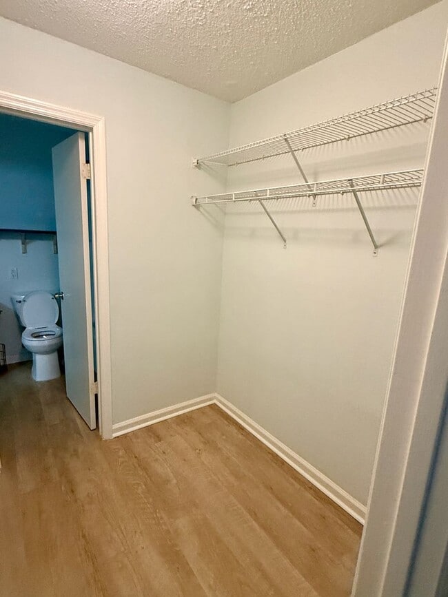 Building Photo - Comfortable coastal living in a convenient mid-island location! Available Now!