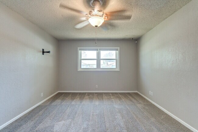 Building Photo - Renovated Three-Bedroom home in Central Lu...