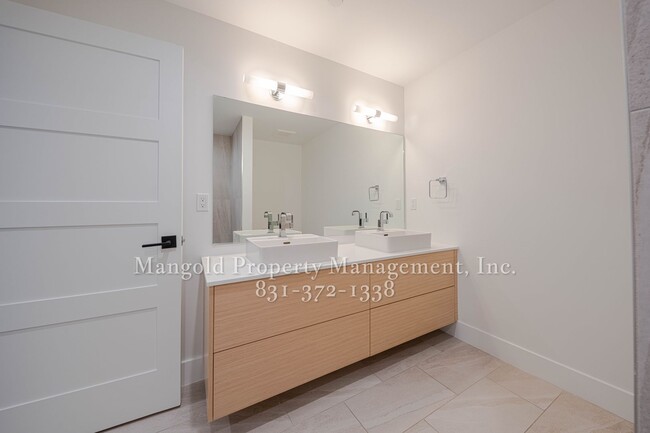 Building Photo - Luxurious 2-Bed 2.5-Bath Condo Located in ...