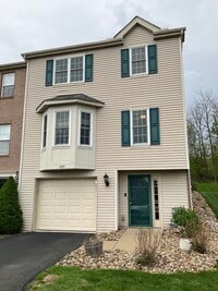Building Photo - Large 3 Bedroom 2.5 bath townhome with additional finished room.