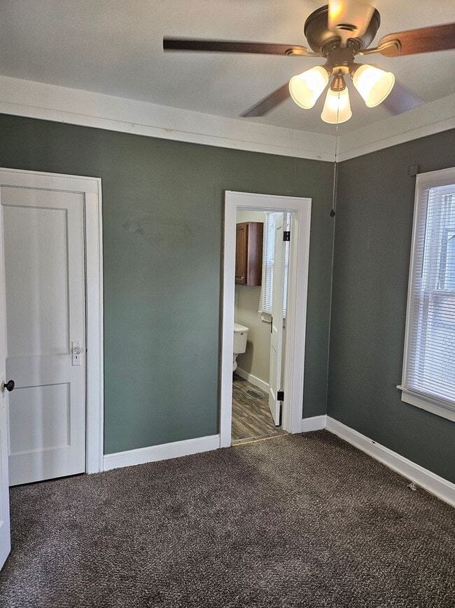 Building Photo - 2 bed one bath house with fenced in backyard