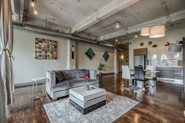 Building Photo - 500 S Ervay St