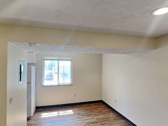 Building Photo - 94 E 18th Ave