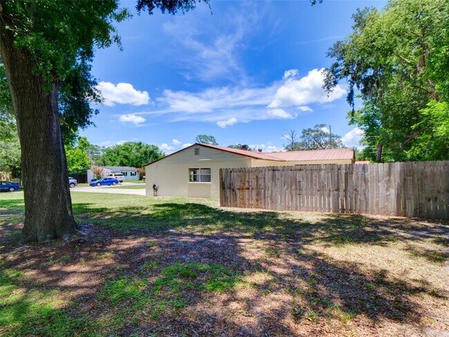 Building Photo - 305 Sunset Dr