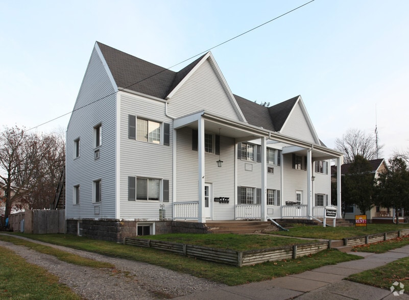 Building Photo - Colonial Manor