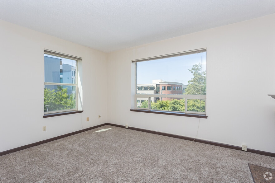 1BR, 1BA - 667SF - Living Room - Julia Manor