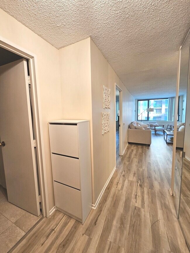 Building Photo - 440 N McClurg Ct