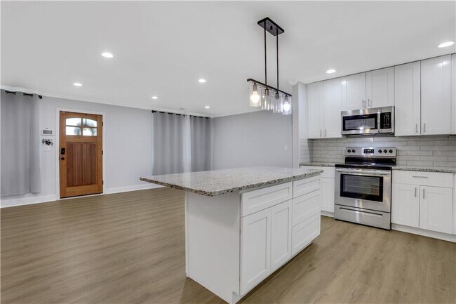 Building Photo - 3436 Pinehill Dr