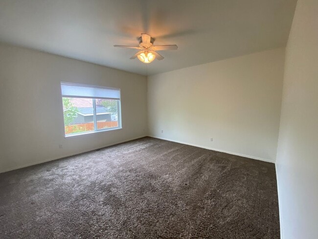 Building Photo - 3 Bedroom home in quiet neighborhood