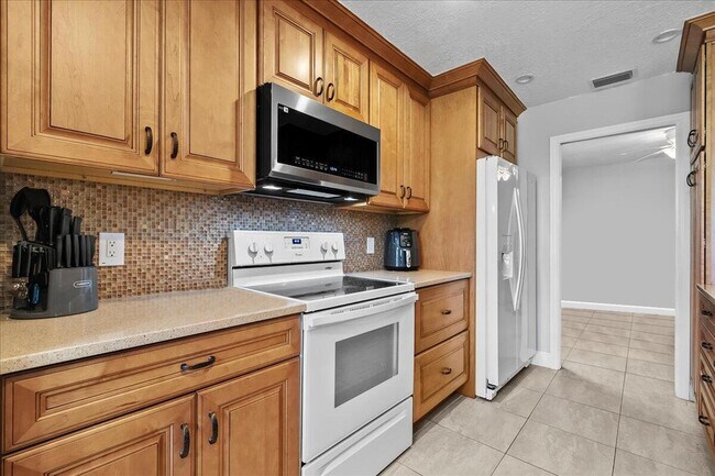 Building Photo - 400 Crosswinds Dr