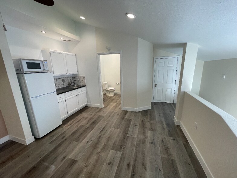 Building Photo - 5709 Avenida Silla