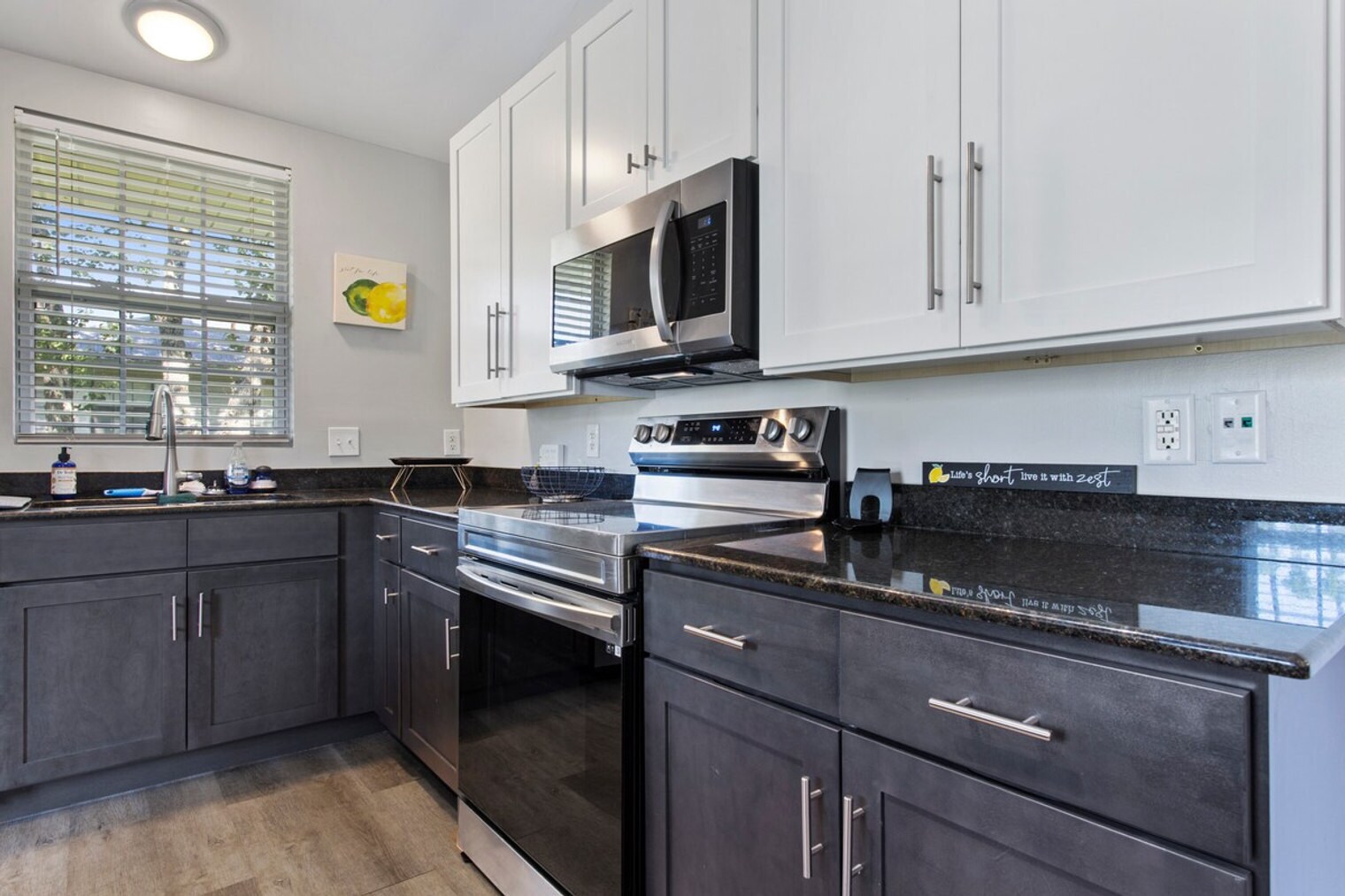 Building Photo - 6733 Mary St