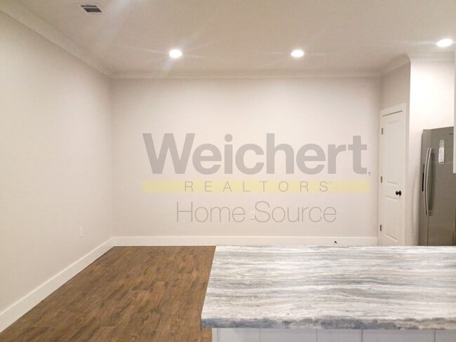 Building Photo - Stylish Downtown 1-Bedroom with Modern Upd...