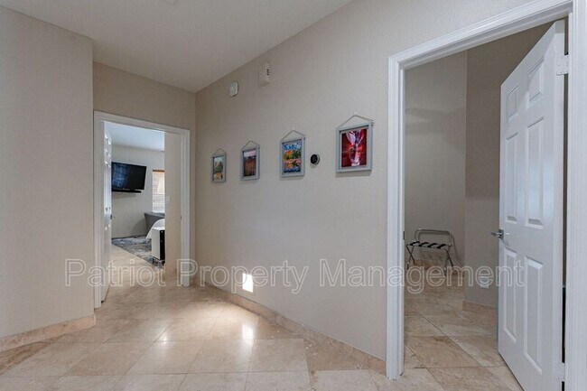 Building Photo - 9910 E Sutton Dr