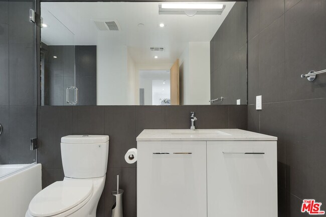 Building Photo - 11962 Gorham Ave