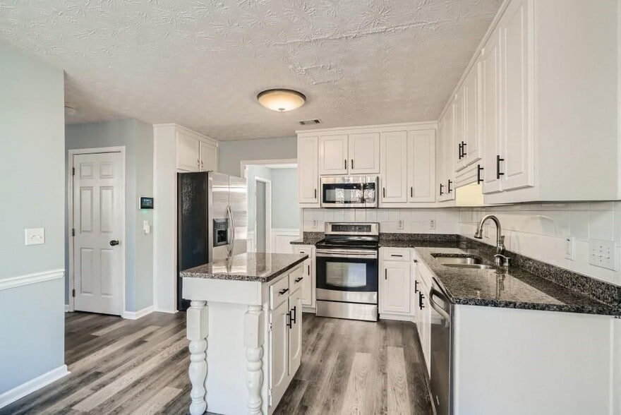 Building Photo - 391 Lake Valley Dr SW