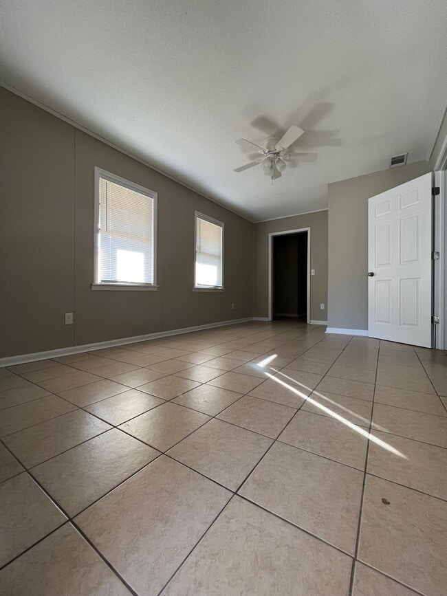 Building Photo - 811 Robin Hood Trail