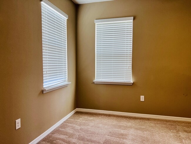 Building Photo - 537 Red Rose Ln