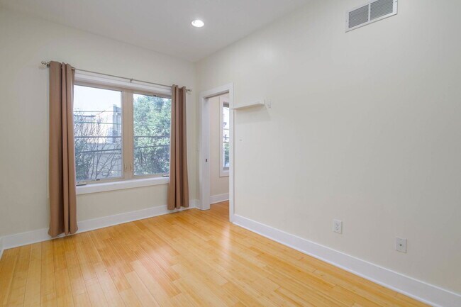 Building Photo - 806 Christian St
