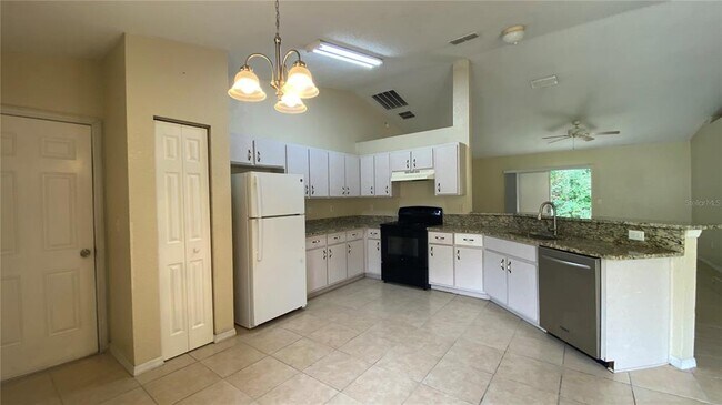 Building Photo - 523 Silver Way Dr
