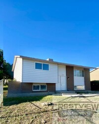 Building Photo - Spacious Home in Magna – Convenient Location!