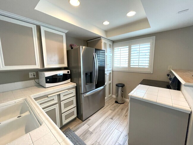Building Photo - Updated 2 bedroom split level townhome