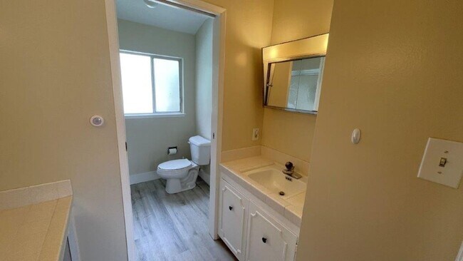 Building Photo - Nice 4 bedroom 2 bathroom home with sparkl...