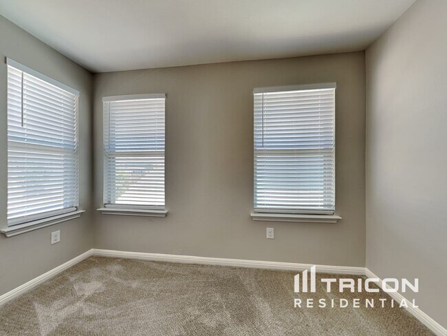 Building Photo - 150 Twisted Oaks Ln