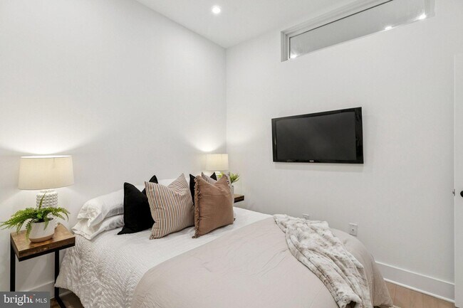 Building Photo - 30 W Allens Ln