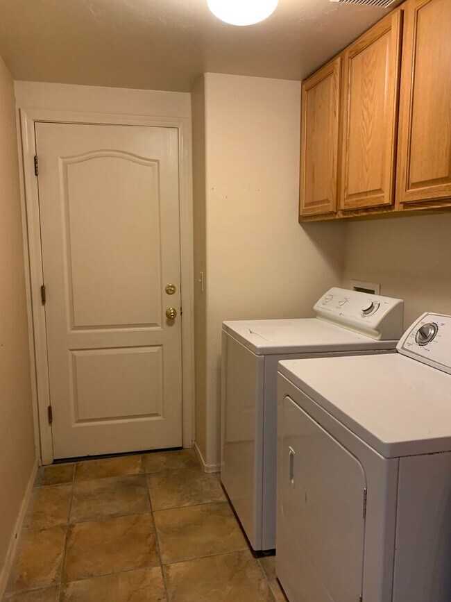 Building Photo - 3 bedroom, 2 bath with 2 car garage