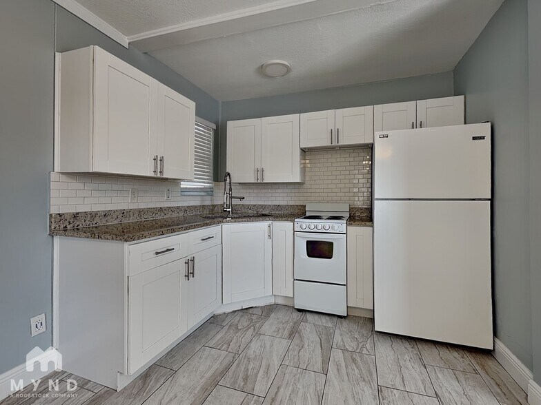 Building Photo - 208 Pine St