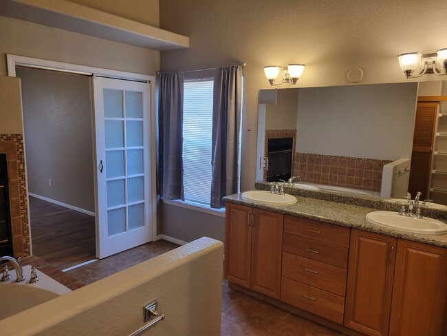 Building Photo - Beautiful 3 bedroom/2 Bath Home!