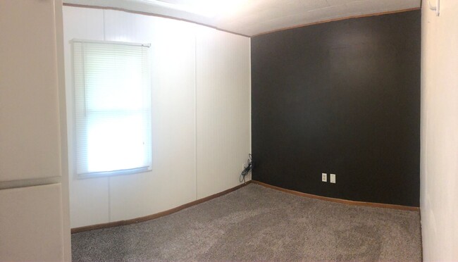 Building Photo - Spacious 2-Bedroom Home