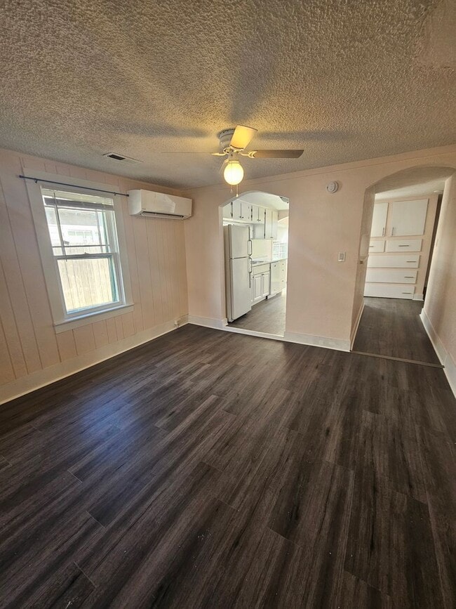 Building Photo - Newly Remodeled 2 Bedroom Home!