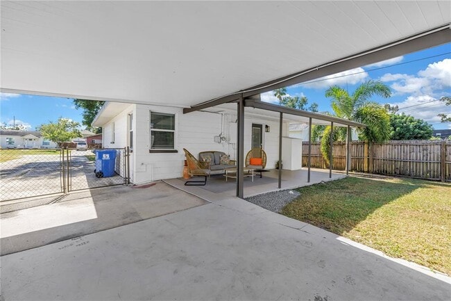 Building Photo - 2621 17th Ave N