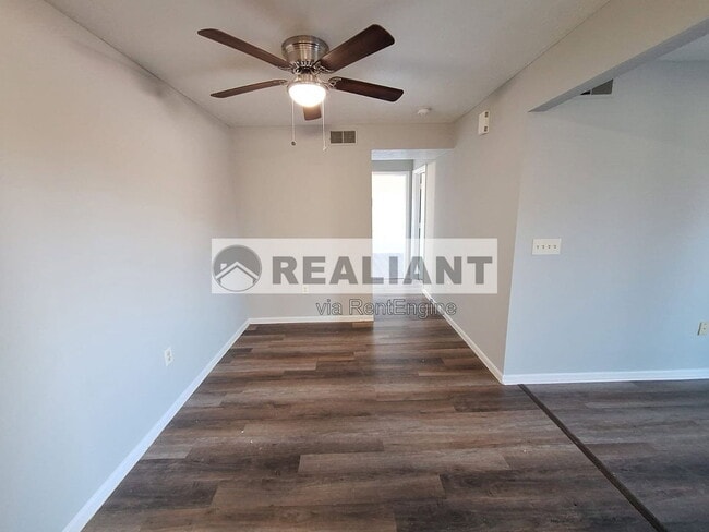 Building Photo - 904 Amhurst Dr