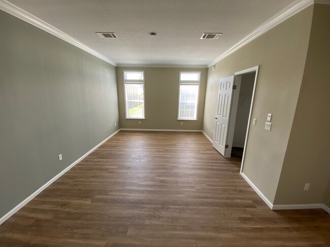 Building Photo - 5307 Camelot Dr E